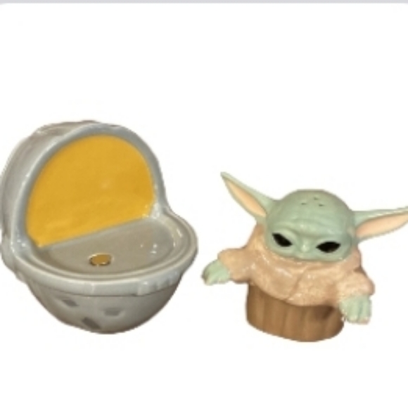 Star Wars Mandalorian The Child Stacked Salt & Pepper Shakers - Picture 2 of 5